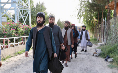 Uwolnieni przez rząd w Kabulu bojownicy opuszczają więzienie