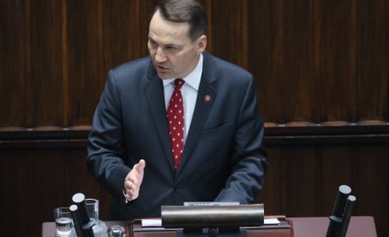 Minister spraw zagranicznych Radosław Sikorski przemawia na sali obrad Sejmu w Warszawie