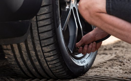 Porsche Cayenne na Pustyni Błędowskiej