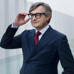 CV Dariusz Grzeszczak założył Erbud wraz z ojcem Erykiem w 1990 r. Od 1993 r. zasiada w zarządzie fi