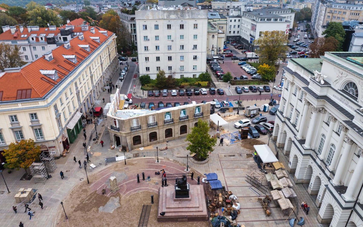 Sklep Wokulskiego przy Krakowskim Przedmieściu na dłużej. Filmowcy przypominają o historii Pałacu Karasia