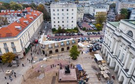 Filmowa makieta pozostanie przy Krakowskim Przedmieściu jeszcze na wiele miesięcy