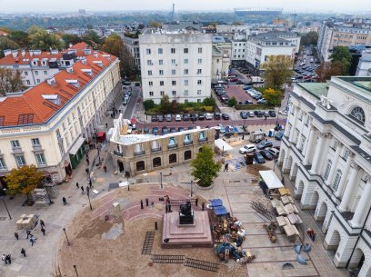 Filmowa makieta pozostanie przy Krakowskim Przedmieściu jeszcze na wiele miesięcy