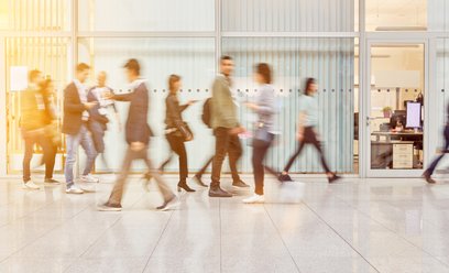 Długie procedury związane z legalizacją pracy i pobytu specjalistów z zagranicy uderzają w rozwój ce