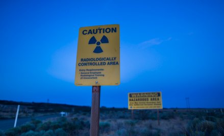 Znaki ostrzegawcze na terenie Hanford Site, który powstał pod koniec II wojny światowej w ramach Pro
