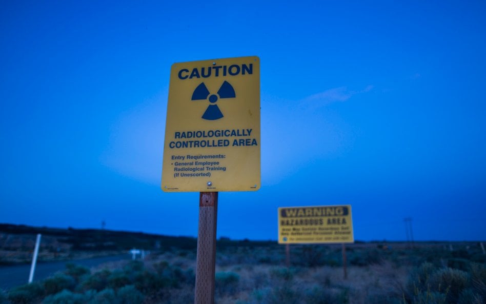 Znaki ostrzegawcze na terenie Hanford Site, który powstał pod koniec II wojny światowej w ramach Pro
