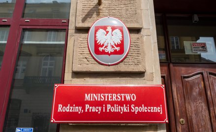 Ministerstwo Rodziny, Pracy i Polityki Społecznej wyjaśnia, co wolno na zwolnieniu lekarskim