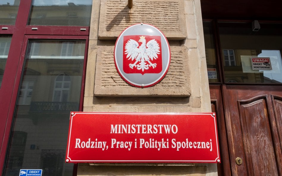 Ministerstwo Rodziny, Pracy i Polityki Społecznej wyjaśnia, co wolno na zwolnieniu lekarskim