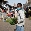 W Senegalu noszenie maseczek jest obowiązkowe. Na targu w stolicy tego kraju Dakarze przestrzegają t