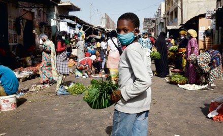 W Senegalu noszenie maseczek jest obowiązkowe. Na targu w stolicy tego kraju Dakarze przestrzegają t