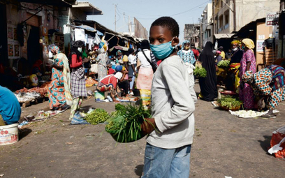 W Senegalu noszenie maseczek jest obowiązkowe. Na targu w stolicy tego kraju Dakarze przestrzegają t