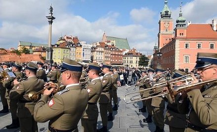 Orkiestra wojskowa na placu Zamkowym w Warszawie