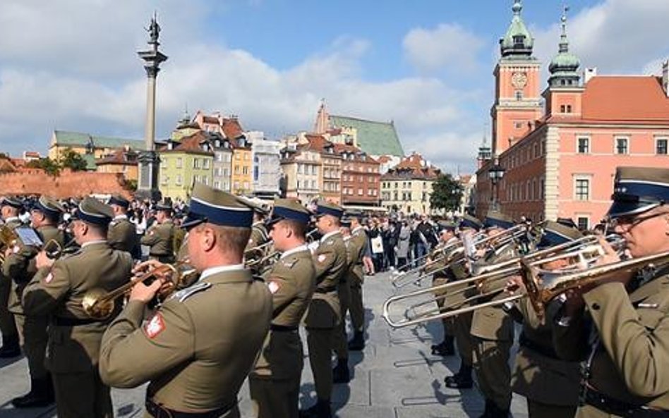 Orkiestra wojskowa na placu Zamkowym w Warszawie