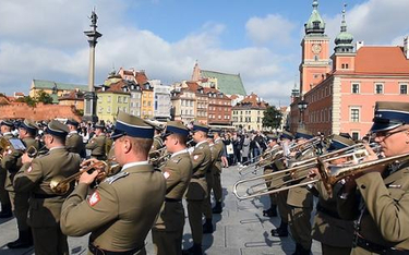 Orkiestra wojskowa na placu Zamkowym w Warszawie
