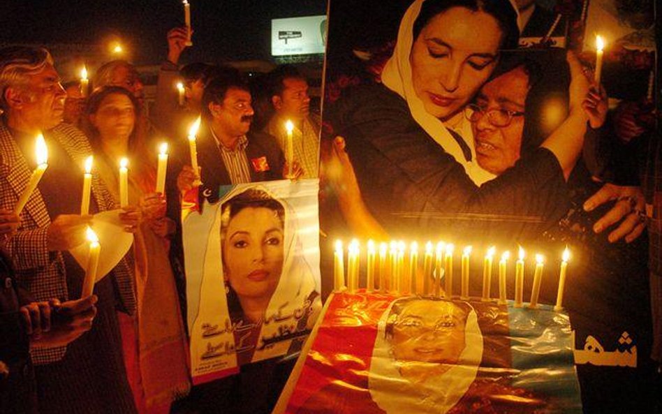 Znicze ku czci pani Bhutto w Lahore