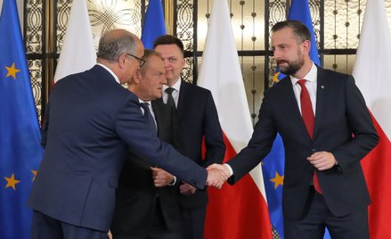 Przewodniczący PO Donald Tusk (2L), liderzy Trzeciej Drogi Szymon Hołownia (2P) i Władysław Kosiniak