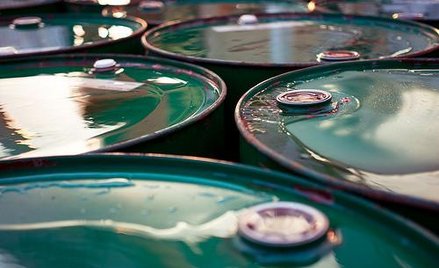 Baryłka ropy brent staniała w poniedziałek do 43,28 dol., a miedź kosztowała tylko 4,9 tys. dol. za 