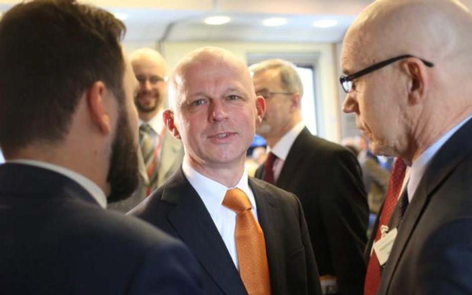 Ministrowie finansów Paweł Szałamacha (na zdjęciu w środku) oraz sprawiedliwości Zbigniew Ziobro two