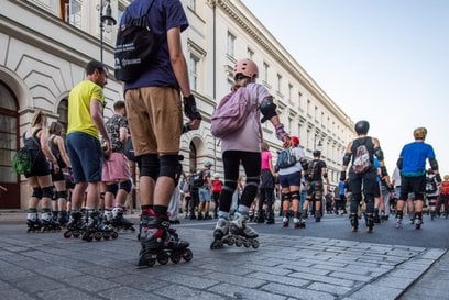 Organizatorzy zapraszają wszystkich miłośników jazdy na rolkach i wrotkach.