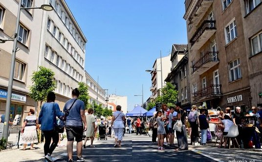 Woonerf na ulicy Abrahama w Gdyni to przestrzeń przyjazna pieszym i rowerzystom.
