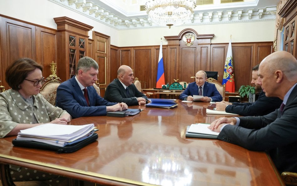 Od lewej: prezes Banku Rosji Elwira Nabiullina, minister rozwoju gospodarczego Rosji Maksim Reszetni