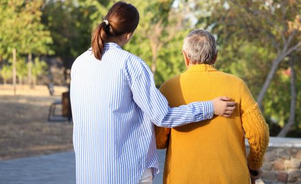 Wielu seniorów żyje samotnie, ponieważ ich potomkowie pracują w miastach oddalonych o setki kilometr