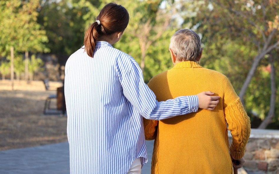 Wielu seniorów żyje samotnie, ponieważ ich potomkowie pracują w miastach oddalonych o setki kilometr