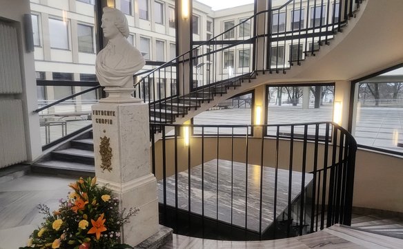 Widok na patio z wnętrza siedziby UMFC