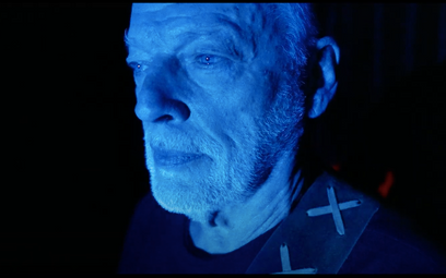 David Gilmour w teledysku do piosenki „Hey Hey Rise Up”.