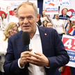 Premier Donald Tusk (PO) na spotkaniu w Krakowie złożył obietnice dotyczące wypłat tzw. babciowego i