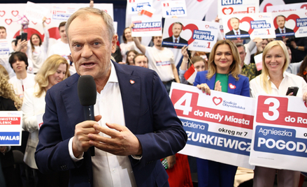 Premier Donald Tusk (PO) na spotkaniu w Krakowie złożył obietnice dotyczące wypłat tzw. babciowego i