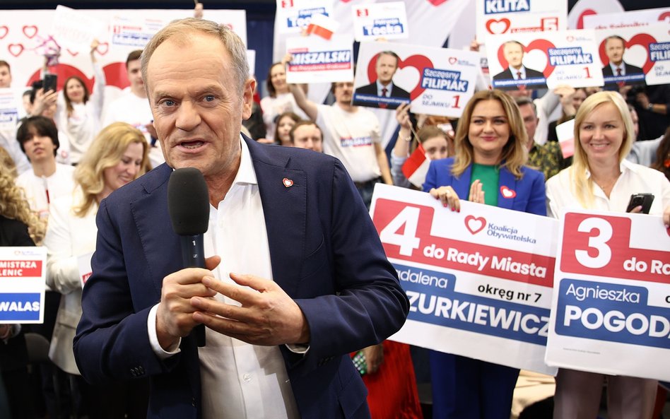 Premier Donald Tusk (PO) na spotkaniu w Krakowie złożył obietnice dotyczące wypłat tzw. babciowego i