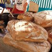 Ekologiczne bazary to nie tylko zakupy, dają też okazję do rozmowy ze sprzedającymi towary rolnikami