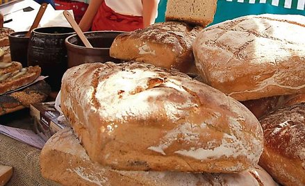 Ekologiczne bazary to nie tylko zakupy, dają też okazję do rozmowy ze sprzedającymi towary rolnikami