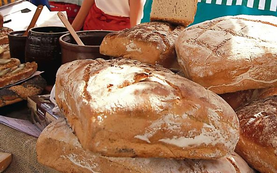 Ekologiczne bazary to nie tylko zakupy, dają też okazję do rozmowy ze sprzedającymi towary rolnikami