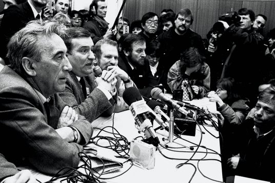 Konferencja prasowa podczas obrad Okrągłego Stołu. Od lewej widoczni: Tadeusz Mazowiecki, Lech Wałęs