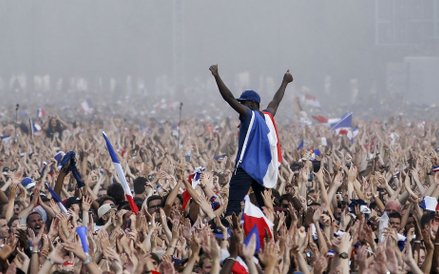 Ale i we Francji świętowano. Mimo olbrzymich środków bezpieczeństwa paryżanie tłumnie stawili się w 