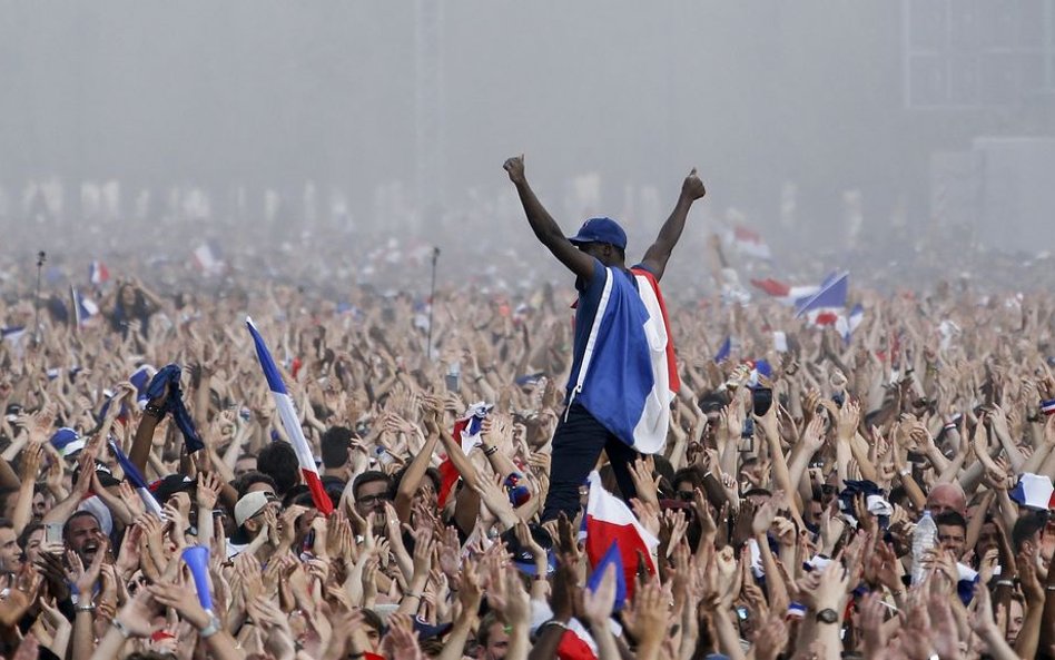 Ale i we Francji świętowano. Mimo olbrzymich środków bezpieczeństwa paryżanie tłumnie stawili się w 