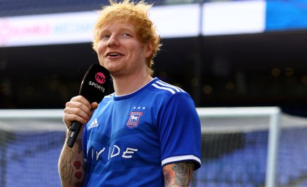 Piosenkarz i mniejszościowy udziałowiec Ipswich Town Ed Sheeran  przed meczem Ipswich Town kontra Li