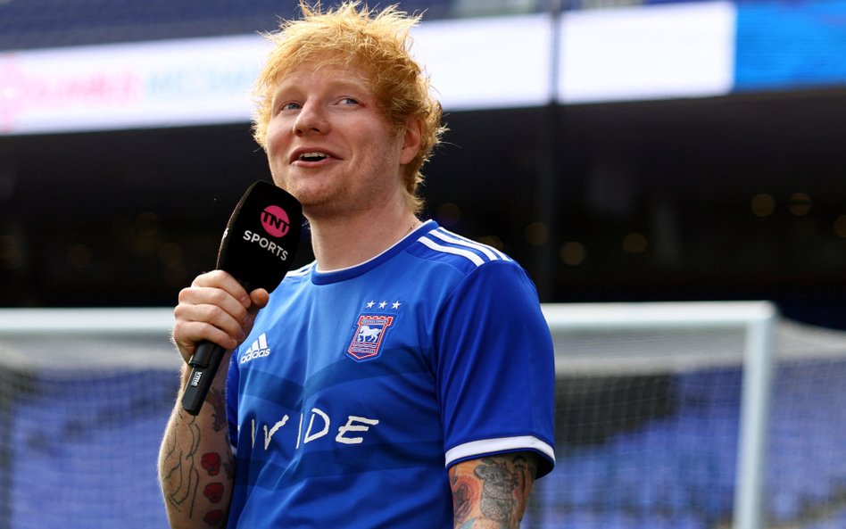 Piosenkarz i mniejszościowy udziałowiec Ipswich Town Ed Sheeran  przed meczem Ipswich Town kontra Li