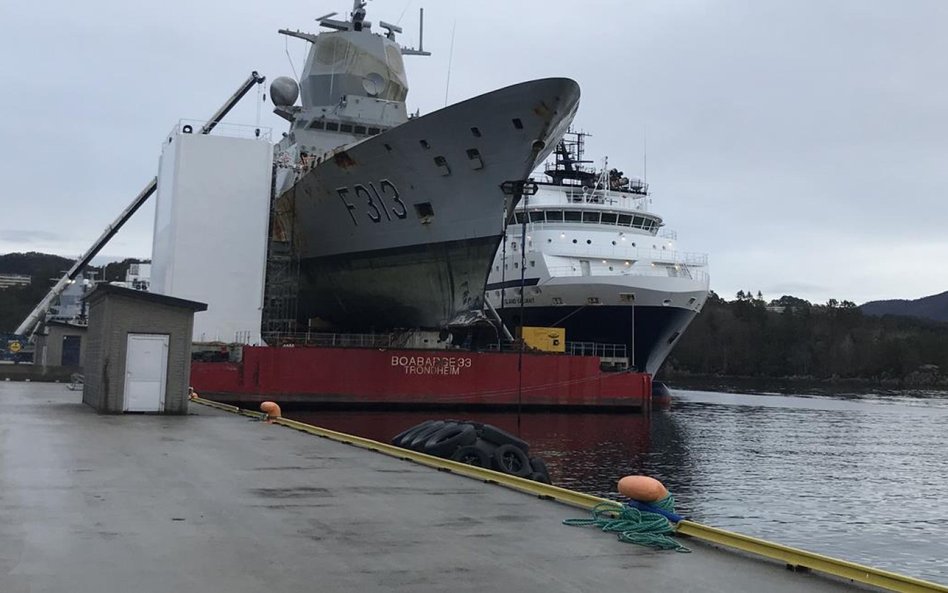 Fregata Helge Ingstad po podniesieniu z dna  Hjeltefjordzie ustawiona w pływającym doku. Fot./FMO.