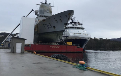 Fregata Helge Ingstad po podniesieniu z dna  Hjeltefjordzie ustawiona w pływającym doku. Fot./FMO.