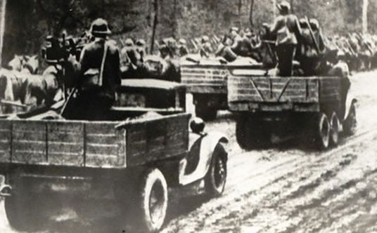 Sowieckie ciężarówki uzbrojone w karabiny maszynowe jadą w kierunku Grodna