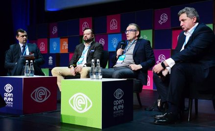 Rewolucja technologiczna skazuje banki na nowe kanały komunikacji z klientem – zwracali uwagę uczest