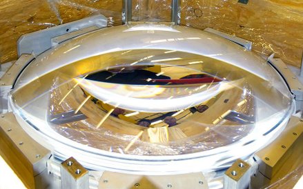 Jedna z soczewek Dark Energy Spectroscopic Instrument (DESI)