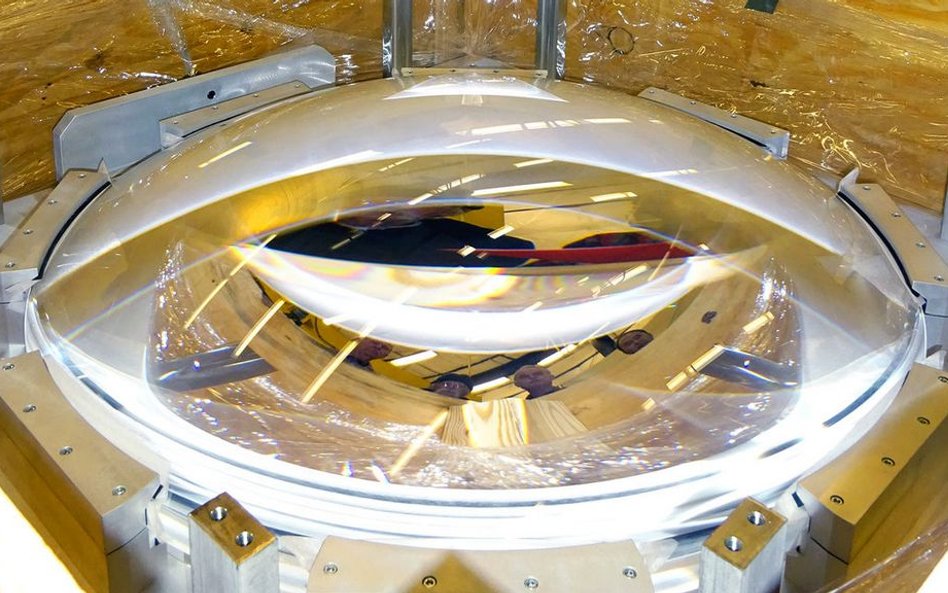 Jedna z soczewek Dark Energy Spectroscopic Instrument (DESI)