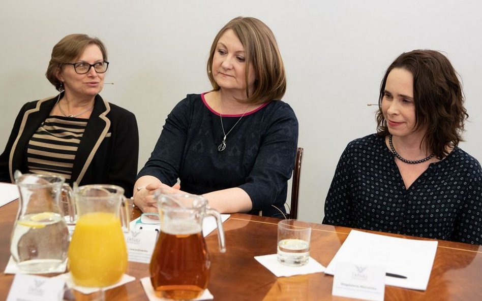 Prof. Dorota Sands (pierwsza z lewej obok dr Katarzyny Lewandowskiej i Magdaleny Morańskiej) podkreś