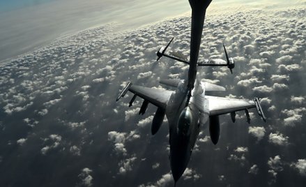 Myśliwiec F-16 tankowany w powietrzu