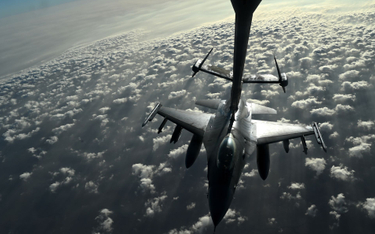 Myśliwiec F-16 tankowany w powietrzu