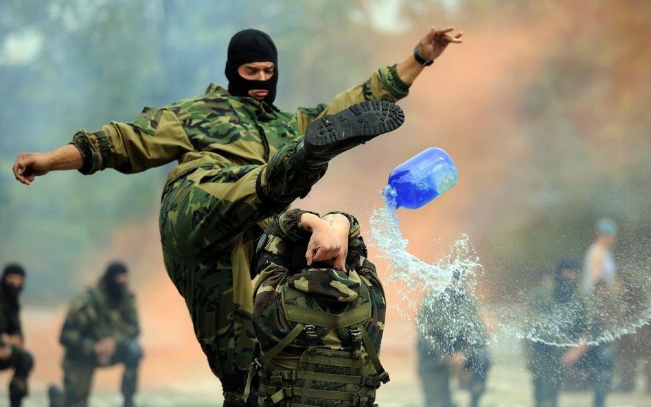 1 sierpnia, Mińsk. Białoruscy żołnierze popisują się swoimi umiejętnościami podczas Dnia Spadochroni